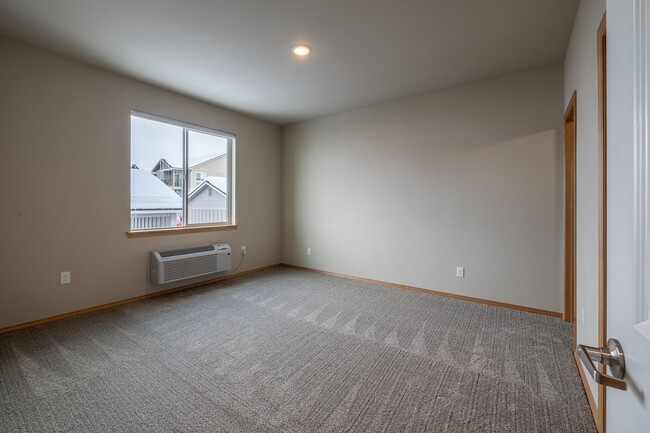 Building Photo - Large 2 Bedroom/2 Bath Apartment- Pet Frie...