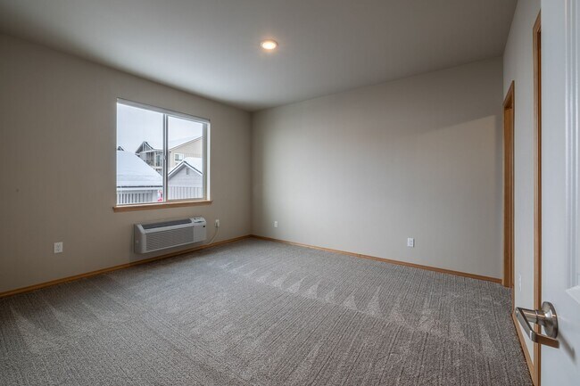 Building Photo - Large 2 Bedroom/2 Bath Apartment- Pet Friendly!