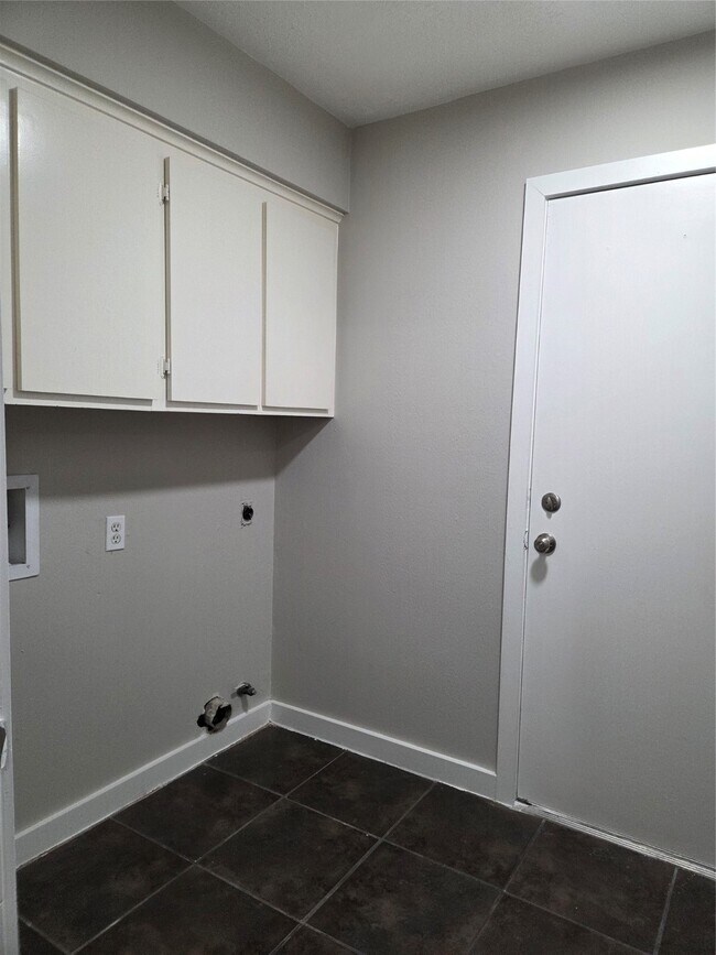 Building Photo - 9115 Woodleigh Dr