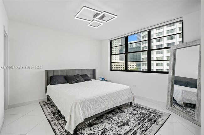 Building Photo - 999 Brickell Bay Dr