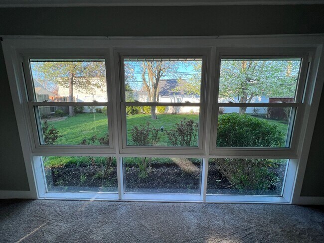 Building Photo - 4 bedroom 2 bath home in the Crabtree section of Levittown. Available for move in 6/1/2023