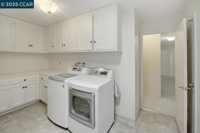 Building Photo - 3377 Rossmoor Pkwy