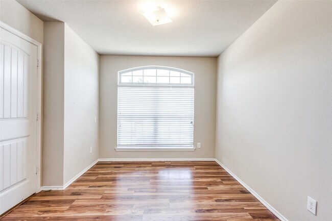 Building Photo - 1101 Rainer Dr