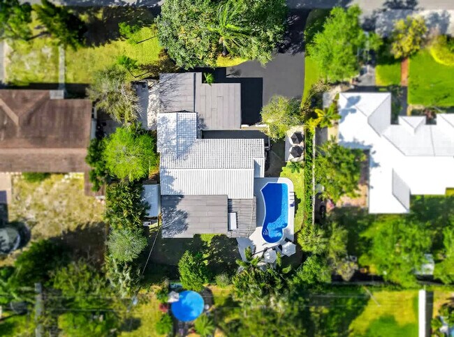 Building Photo - 704 NE 2nd St