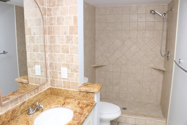 Building Photo - 400 Club Cir