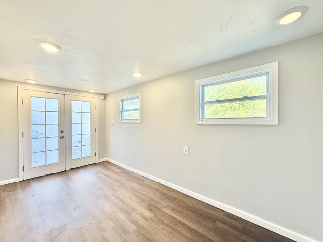 Building Photo - 713 Smith St