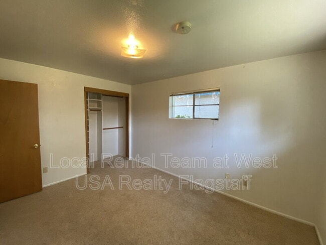 Building Photo - 2830 N Schevene Blvd