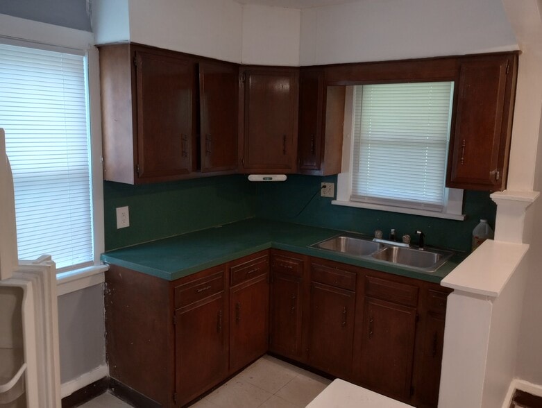 Building Photo - 206 E 8th St