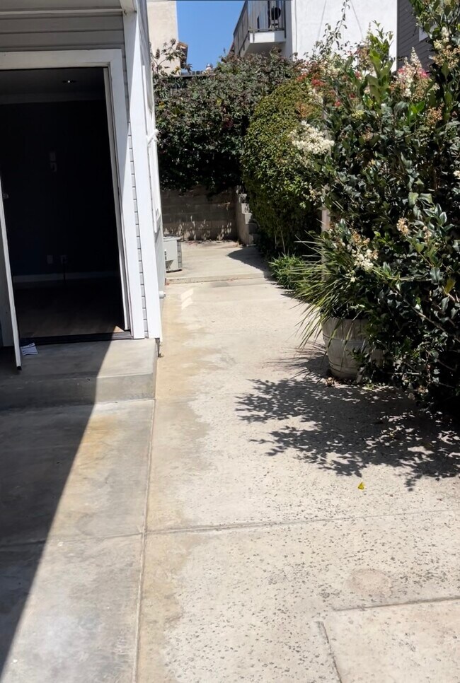 Building Photo - 228 Avenida Santa Barbara