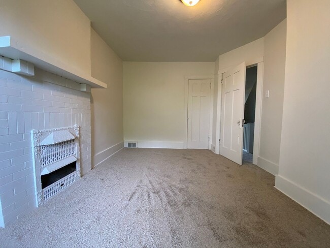 Building Photo - Charming Three Bedroom Townhouse in Squirr...