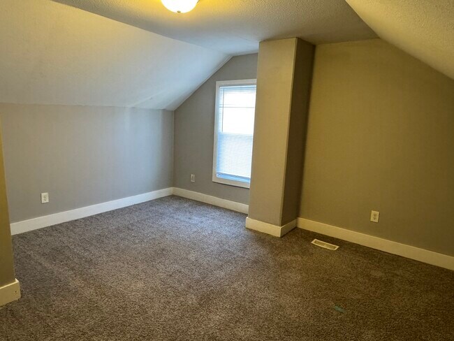 Building Photo - 1208 W 5th St