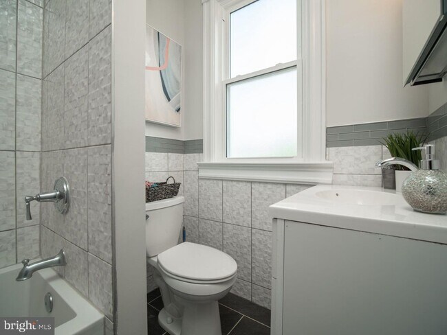 Building Photo - 905 K St NE