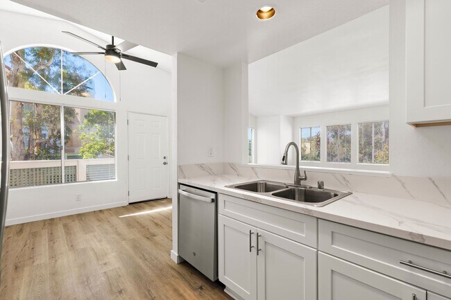 Building Photo - BRAND NEWLY RENOVATED 3BD/2BA Condo in the...