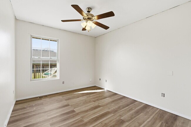 Building Photo - 1127 N Northwood Ave