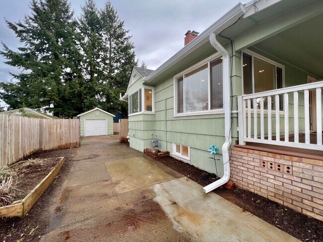 Building Photo - Newly Renovated 3 bed 2 bath With Huge Bac...