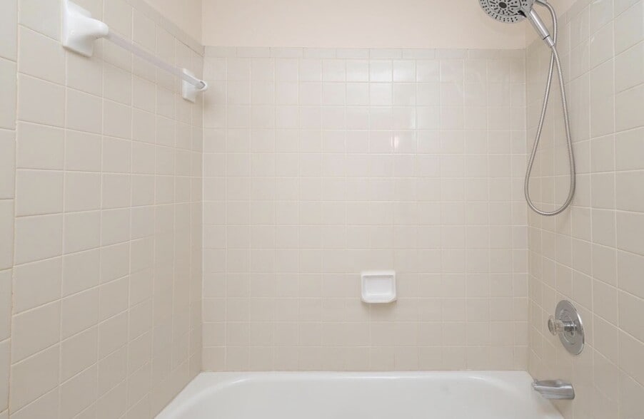 Building Photo - 9500 Shannon Green Dr