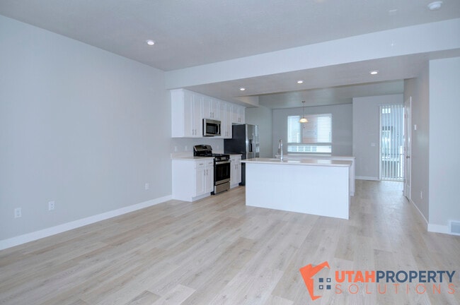 Building Photo - 999 W 360 S