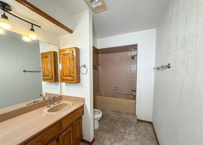 Building Photo - 7019 N Spinnaker Ln