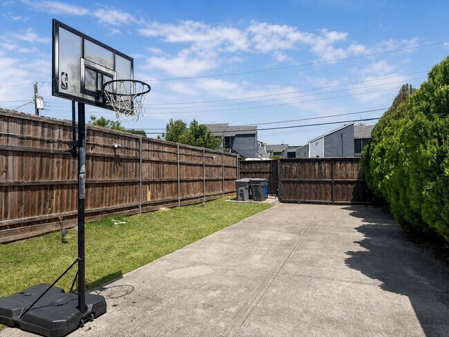 Building Photo - 11067 Wallbrook Dr