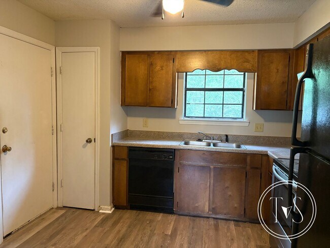 Building Photo - MOVE IN SPECIAL: $1000 OFF 1ST MONTH'S RENT!**