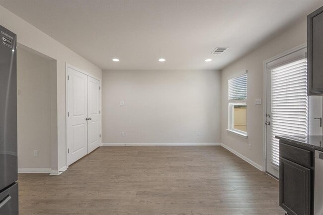 Building Photo - 18000 Malnati Dr