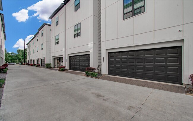 Building Photo - 2818 Grand Fountains Dr