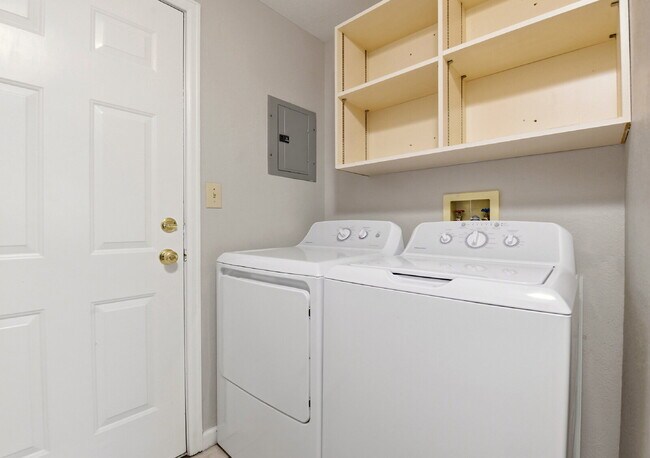 Building Photo - $2,120.95 with $300 off the first month's rent, 2 Beds - 2 Bath, Duplex in Lakewood with Cozy Car...