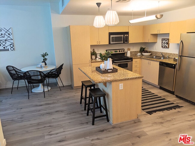 Building Photo - 630 W 6th St