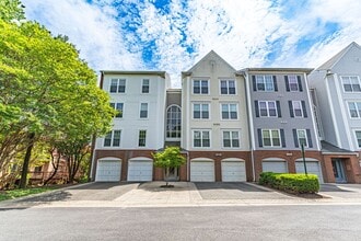 Building Photo - Top Floor Condo with Loft!