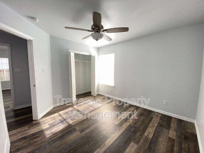 Building Photo - 924 E Annie St