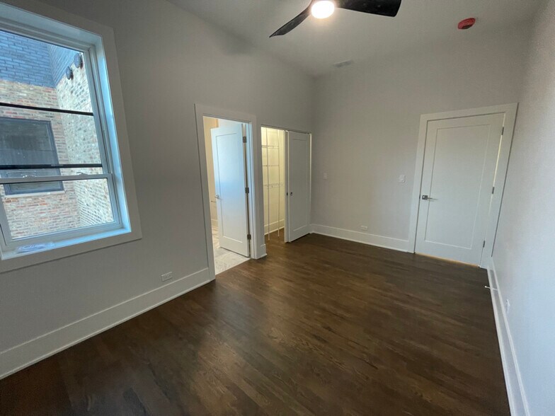 Building Photo - 1647 W Hubbard St