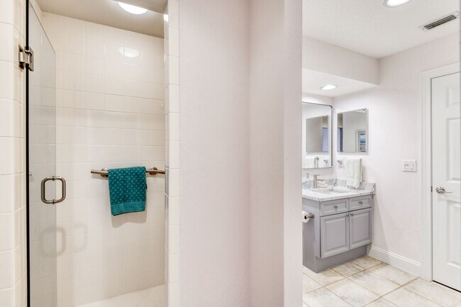 Building Photo - Luxury 3-bedroom - 4 bath with garage