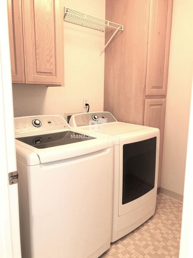 Building Photo - Gorgeous John's Landing Townhome- Luxurious Interior Renovation!