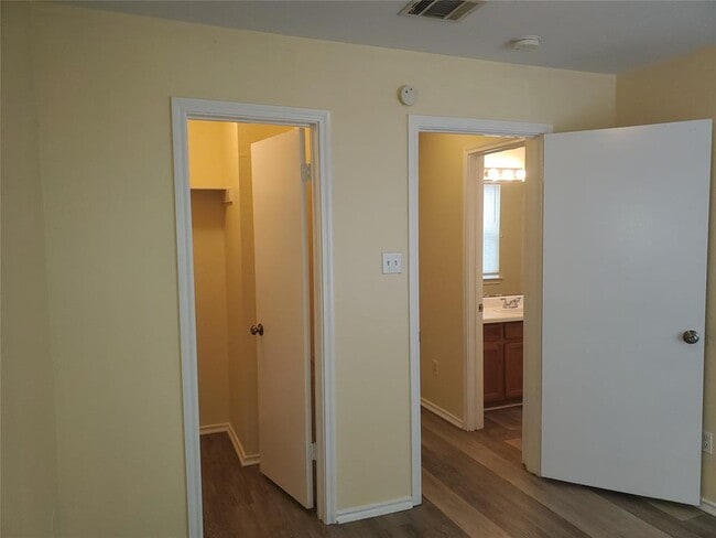 Building Photo - 1020 Christopher Ave