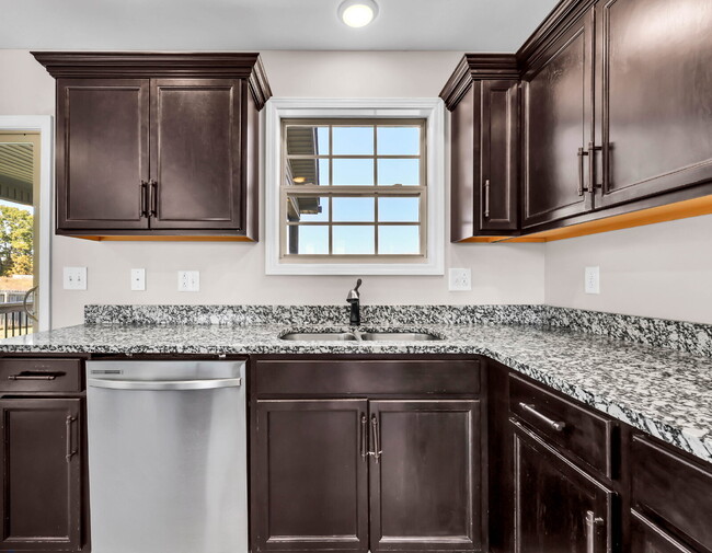 Building Photo - Close to Post and Move in Ready!