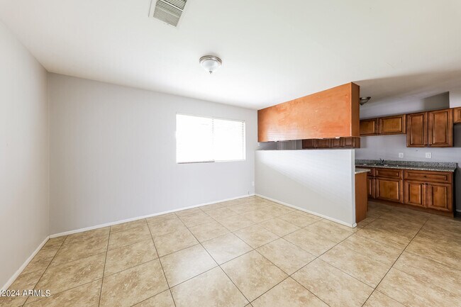 Building Photo - 3807 W Solar Dr