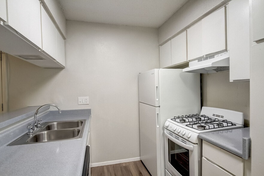 Building Photo - Miller Square & Spanish Trails