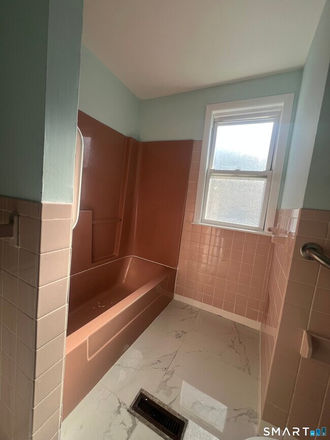 Building Photo - 352 Wilmot Ave