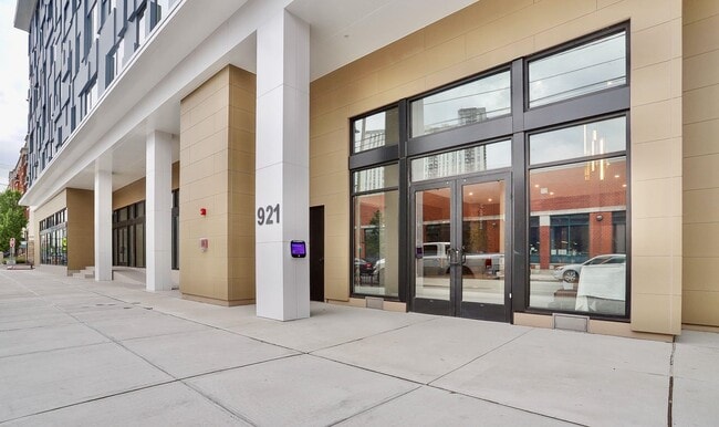 Building Photo - 931 Madison St