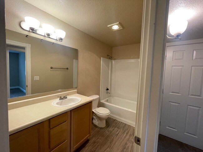 Building Photo - 2 Bedroom and 1 Bathroom South Reno Condo