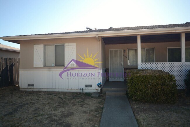 Building Photo - 2252/2254 Royale Rd