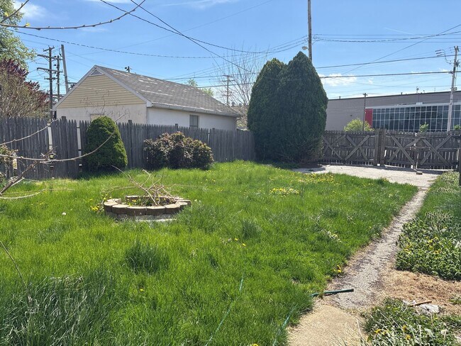 Building Photo - Cozy 3 Bedroom House, Yard-East End of Yor...