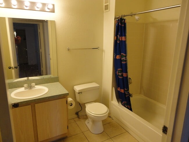 Building Photo - 3/3 Top Floor Unit Windsor Park