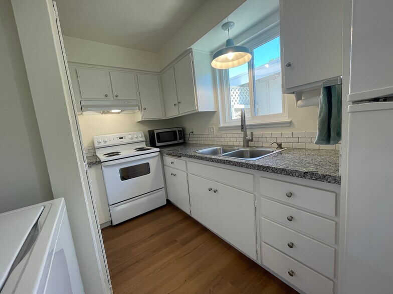 Kitchen - 9856 Continental Dr