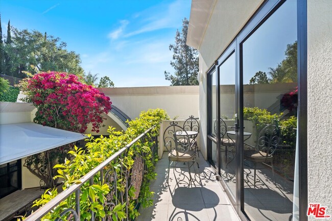 Building Photo - 2328 San Ysidro Dr