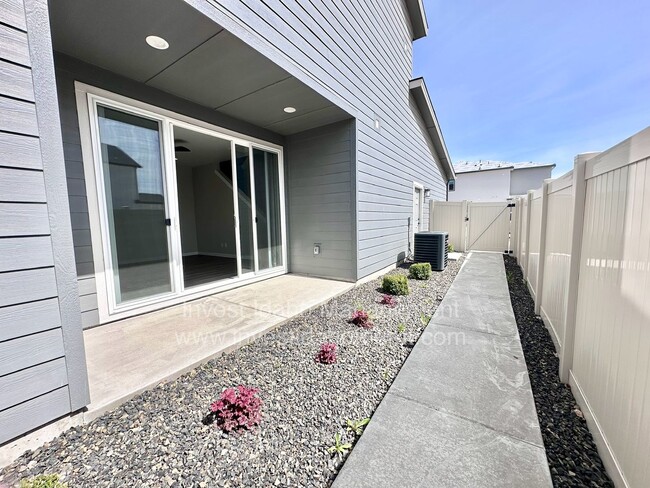 Building Photo - $500 move in credit! Luxury Living in the ...