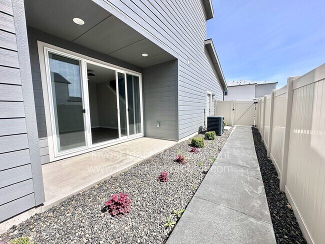 Building Photo - Luxury Living in the Heart of Star, ID – Gated Townhome with High-End Finishes
