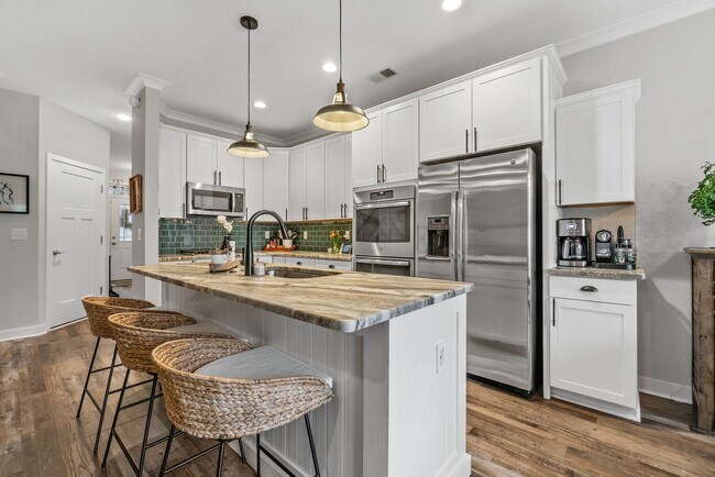 Building Photo - Luxury Townhome for Rent near Regent!