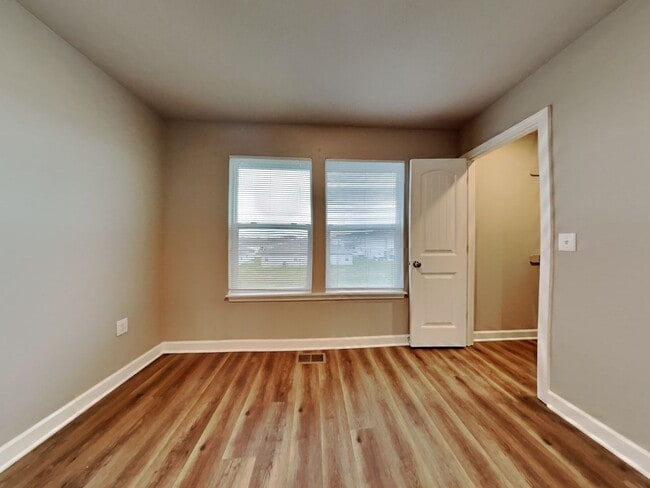 Building Photo - Spacious 3-Bedroom Home with Hardwood Floors & Patio in Blue Springs, MO