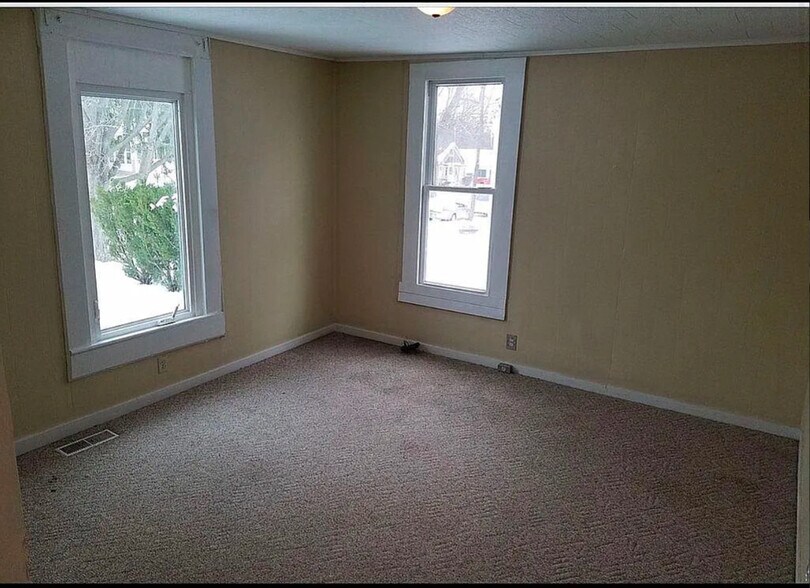 Building Photo - 1402 E Fox St